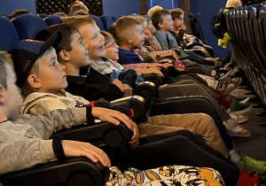 Dzieci z grupy IV oglądają w kinie film