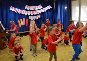 Dzieci z grupy III tańczą