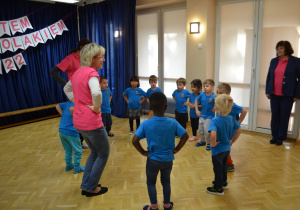 Dzieci z grupy II tańczą w kole