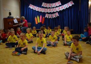 Dzieci z grupy IV grają na instrumentach