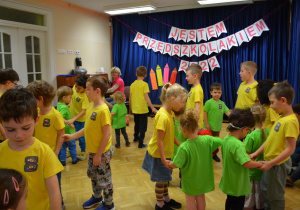 Dzieci z grupy I tańczą z dziećmi z grupy IV