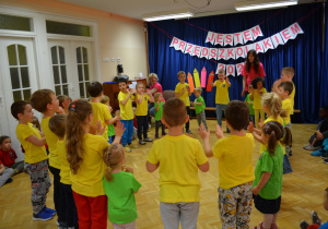 Dzieci z grupy I tańczą z resztą dzieci