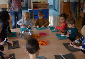 Dzieci z grupy II kroją produkty do dyniowych babeczek