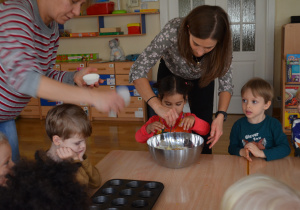 Dzieci z grupy II mieszają ciasto na babeczki dyniowe