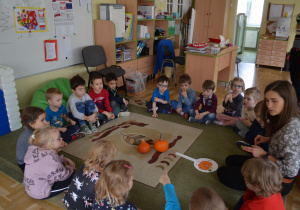 Dzieci z grupy III słuchają informacji o różnorodnych gatunkach dyni