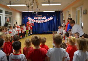 Wszystkie dzieci śpiewają hymn na sali gimnastycznej podczas uroczystości z okazji Święta Niepodległości
