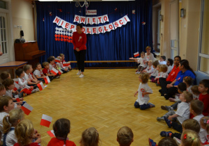 Dzieci odpowiadają na pytania związane z Polską