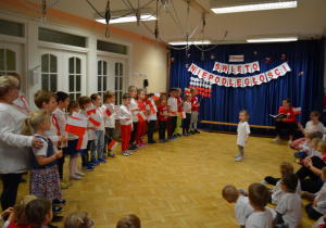 Dzieci z grupy IV śpiewają piosenkę "To jest mój kraj, to moja Polska"