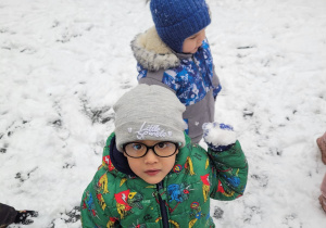 Dzieci z grupy I rzucają się śnieżkami