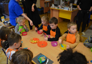Dzieci z grupy IV degustują przez siebie przygotowane kaszotto.