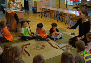 Dzieci z grupy III słuchają informacji na temat różnorodnych zbóż.