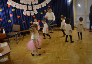 Dzieci z grupy I tańczą w rozsypce