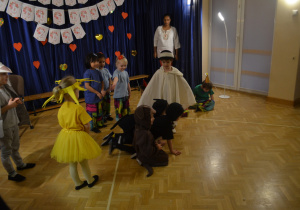 Dzieci z grupy II tańczą w rozsypce