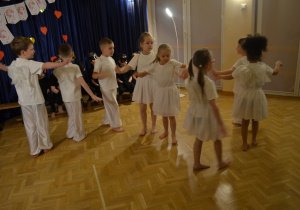 Dzieci z grupy IV tańczą taniec aniołków