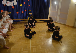 Dzieci z grupy IV tańczą taniec kotów