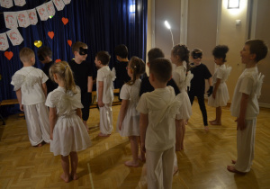 Dzieci z grupy IV tańczą wspólny taniec aniołków i kotów