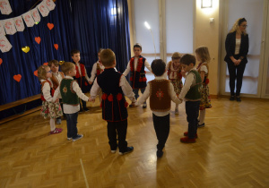Dzieci z grupy III tańczą w kole