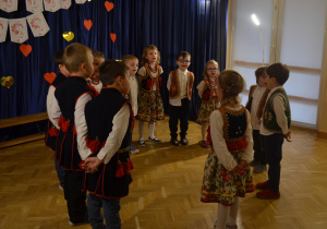 Dzieci z grupy III śpiewają dla Babć i Dziadków
