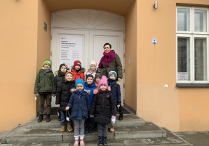 Dzieci z grupy IV przed wejściem do muzeum