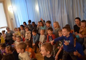 Dzieci z grupy II i IV śmieją się oglądając występy.