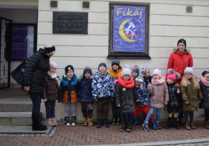 Dzieci z grupy III stoją pod Muzeum Karykatury