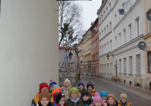 Dzieci z grupy IV w drodze do Muzeum Karykatury
