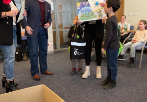 Dzieci z grupy IV odbierają nagrody z rąk Burmistrza Dzielnicy Śródmieście - Aleksandra Ferensa
