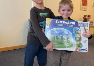 Dzieci z grupy IV pokazują wygrane nagrody w ekologicznej akcji