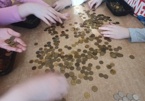 Dzieci z grupy IV segregują monety