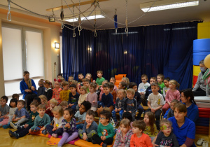 Dzieci z całego przedszkola oglądają i słuchają koncertu