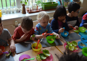Dzieci z grupy II mieszają sałatkę