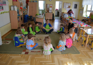 Dzieci z grupy III słuchają o budowie sałaty