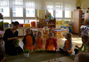 Dzieci z grupy III przyglądają się różnym rodzajom sałat