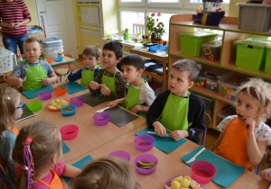 Dzieci z grupy III wybierają składniki do sałatki