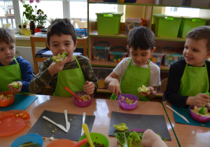 Dzieci z grupy III degustują sałatkę