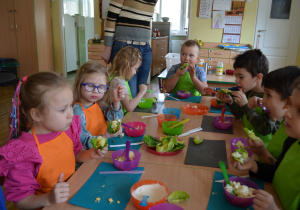 Dzieci z grupy III próbują swojej potrawy