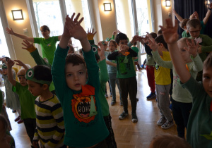 Dzieci z grupy IV tańczą i pokazują