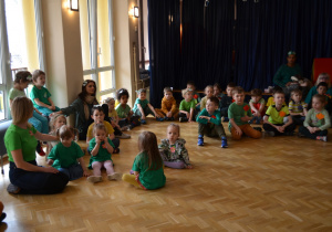 Dzieci z grupy I II i IV siedzą i słuchają