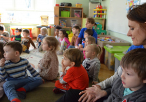 Dzieci z grupy I i II siedzą i słuchają