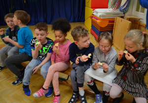 Dzieci z grupy IV degustują miód