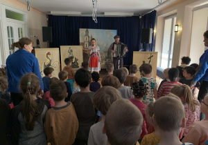 Dzieci słuchają piosenek śpiewanych przez artystów