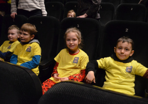 Dzieci z grupy IV oglądają spektakl