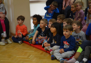 Dzieci z grupy II słuchają przedstawienia