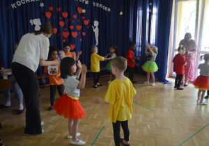 Dzieci z grupy II tańczą w parach