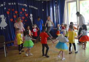 Dzieci z grupy II biorą udział w zabawie ruchowo - muzycznej