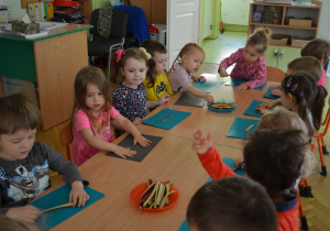 Dzieci z grupy I kroją rabarbar