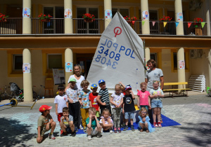 Dzieci z grupy III robią sobie pamiątkowe zdjęcie z łódką i Panem instruktorem