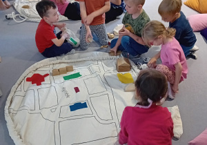 Dzieci z grupy IV budują makietę