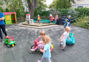 Dzieci z grupy I w ogrodzie