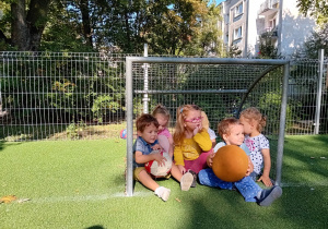 Dzieci z grupy I na boisku